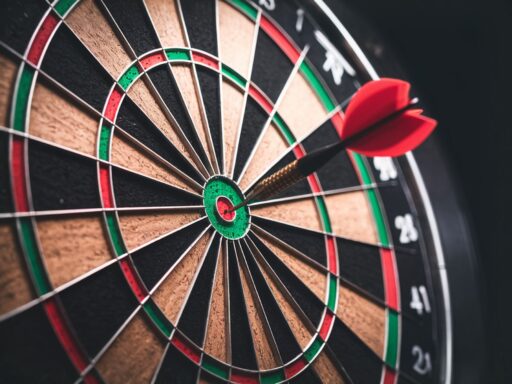 Image showing a bullseye regarding whether .com domain names matter